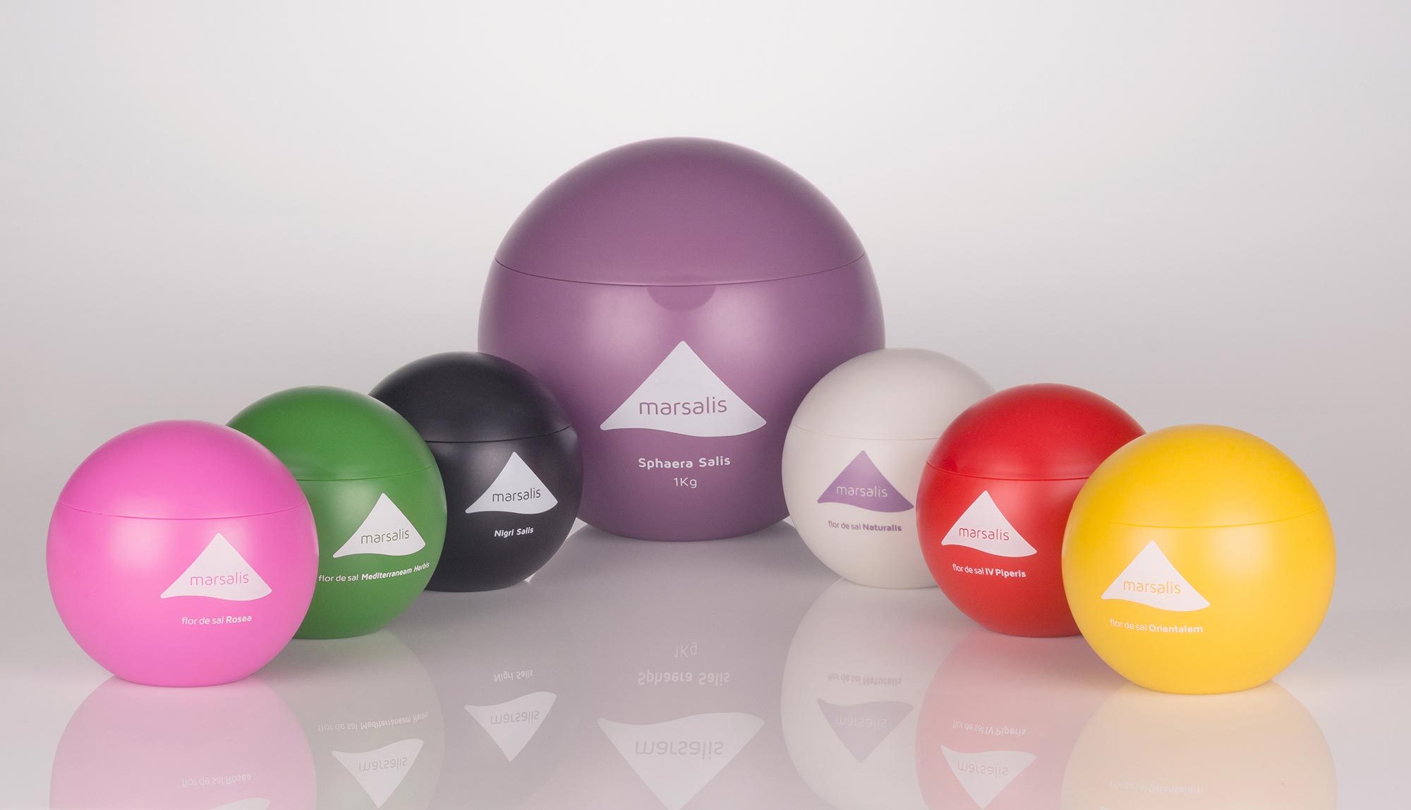 Gama Marsalis de Salinas de Ibiza. Diseño de envase esférico con colores planos y diseño minimalista en blanco. Sales especiadas de sabores.