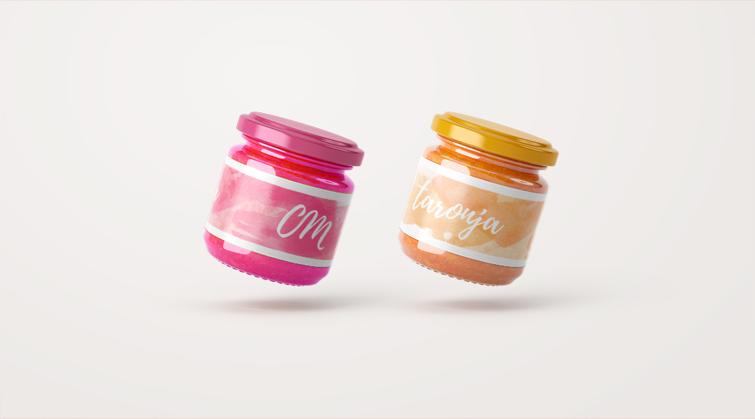 Botes de confitura casera que son un obsequio de boda. Las etiquetas tienen un efecto acuarela en colores rosas y naranjas con diseño minimalista.