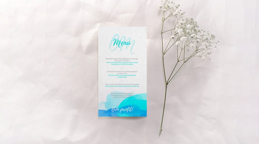 menú de boda con tonos pastel y efecto acaurela en colores azules y verdes con diseño minimalista.