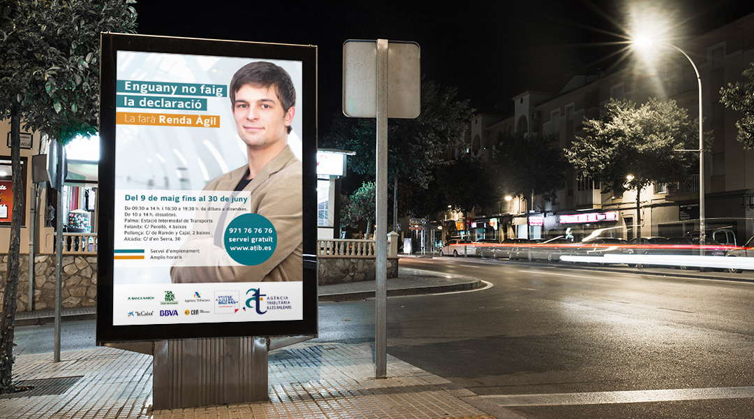 Cartel luminoso con la campaña de la renta de la ATIB