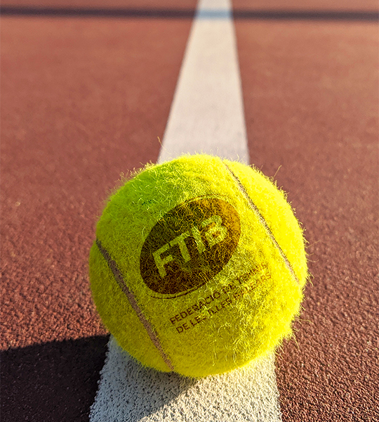 Pelota de tenis con la serigrafía del nuevo logo de la FTIB