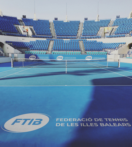 Pista de tenis con el nuevo logo de la FTIB